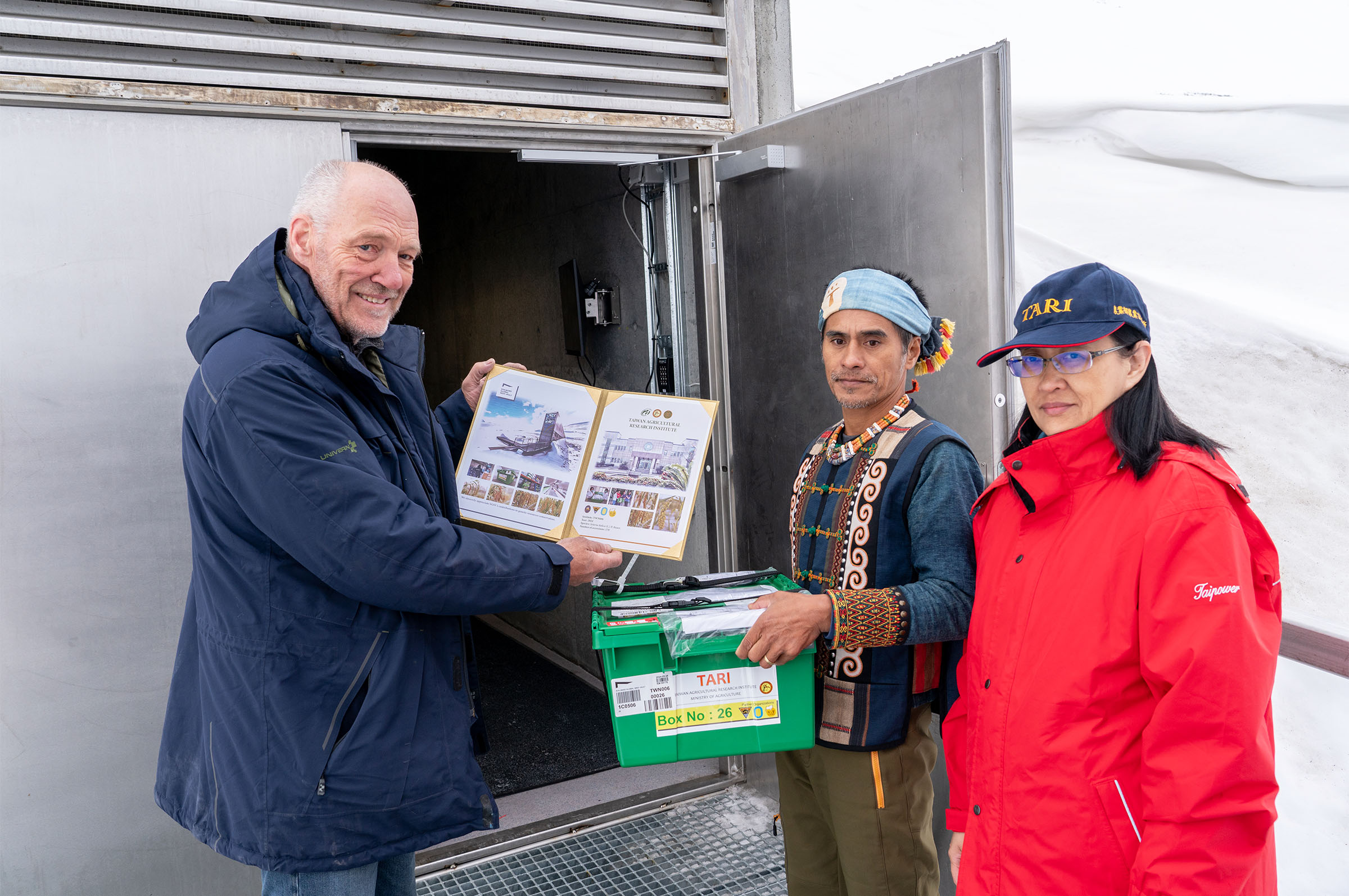 原住民代表送小米種原至「農業諾亞方舟」 斯瓦爾巴種子庫：這絕對是你們的種子- 農傳媒