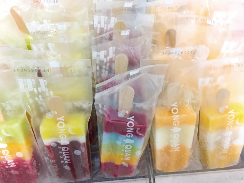 色彩繽紛的水果冰棒，替老店帶來新生機，美麗的配色與香甜滋味，吸引觀光客前來購買、打卡。