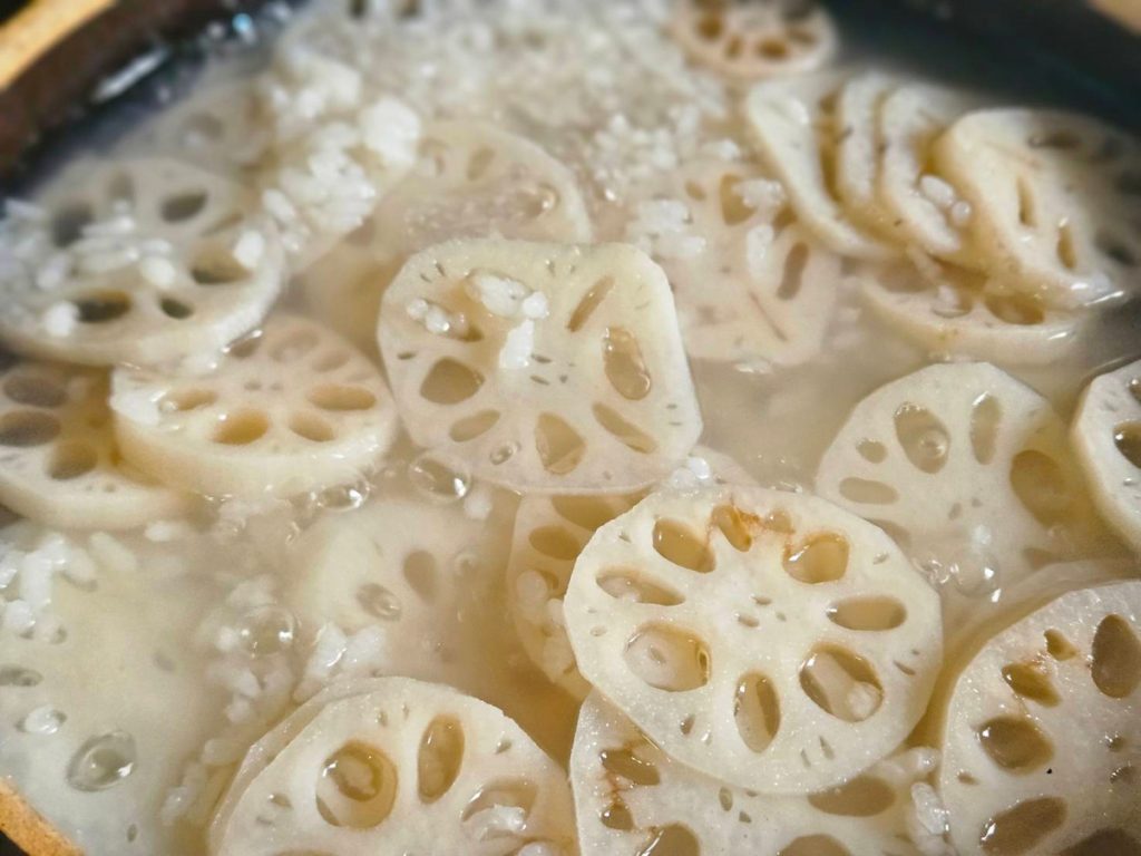 蓮藕粥要小火慢煨。