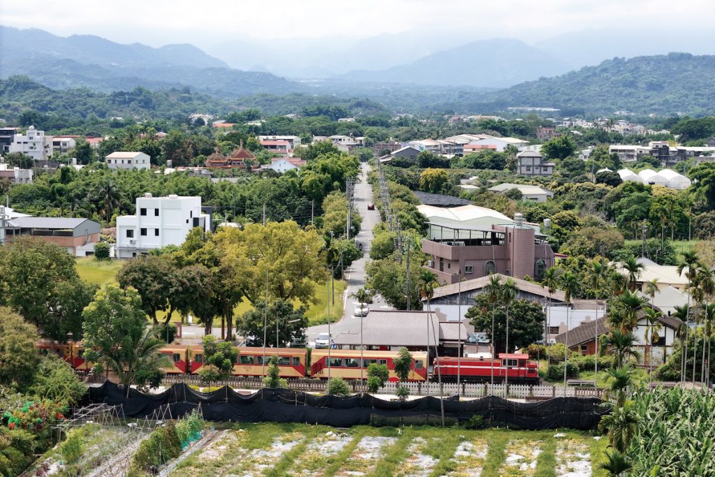 日治時期，站前筆直道路曾是內埔與鹿滿之間的運蔗輕便鐵道。