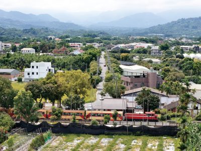日治時期，站前筆直道路曾是內埔與鹿滿之間的運蔗輕便鐵道。