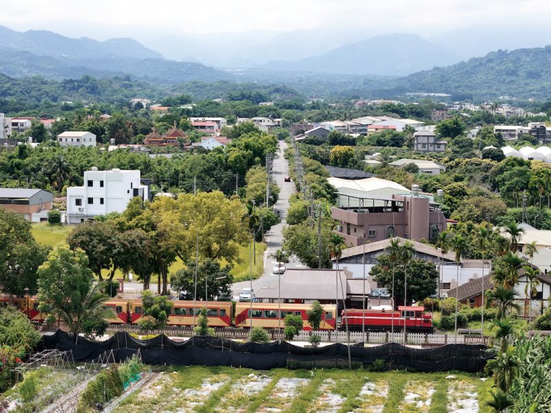 日治時期，站前筆直道路曾是內埔與鹿滿之間的運蔗輕便鐵道。