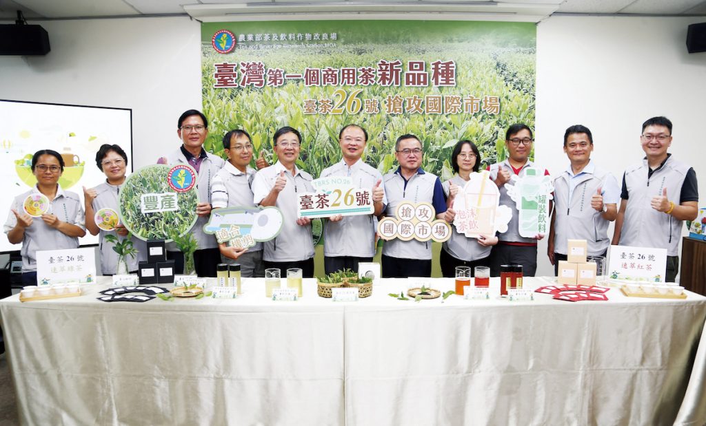 臺茶26號研究團隊中，茶改場副場長邱垂豐（左5）是重新發掘5313品系的功臣。