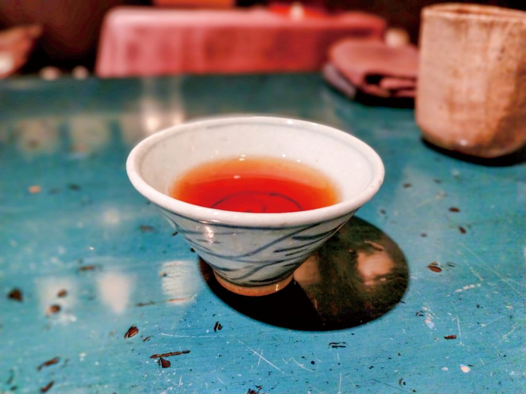 採訪無事生活時，用老青花杯品飲老普洱。