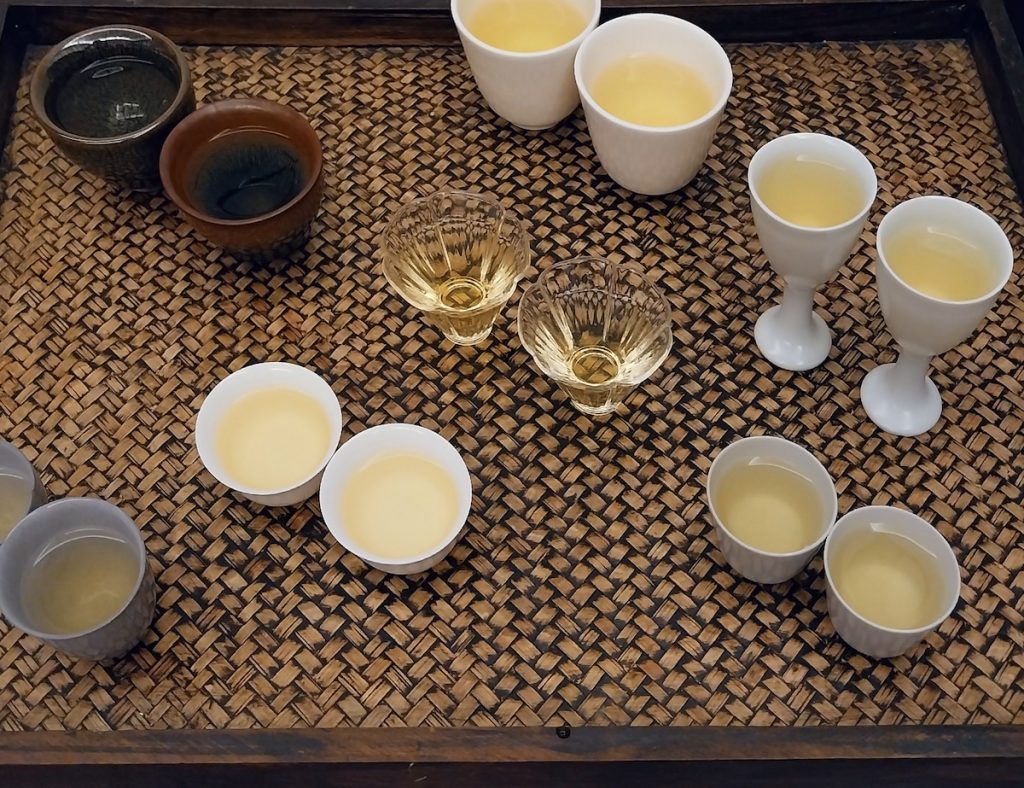 用各種茶杯試同一款茶。