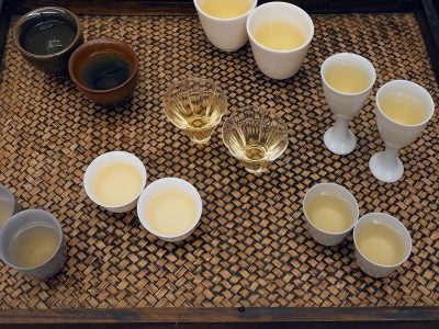 用各種茶杯試同一款茶。