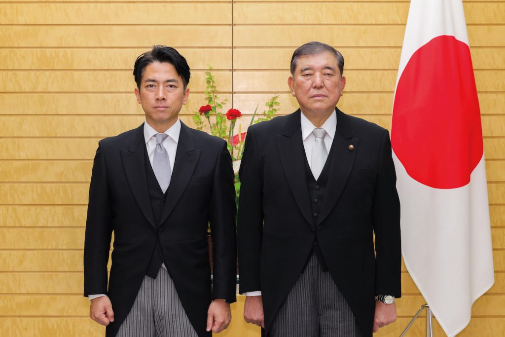 自民黨明星小泉進次郎（左）補任農業大臣，首相石破茂（右）也期待檢討儲備米釋出的規定。圖為小泉就任與石破合影。（圖片提供╱日本首相官邸ホームページ, CC BY 4.0）