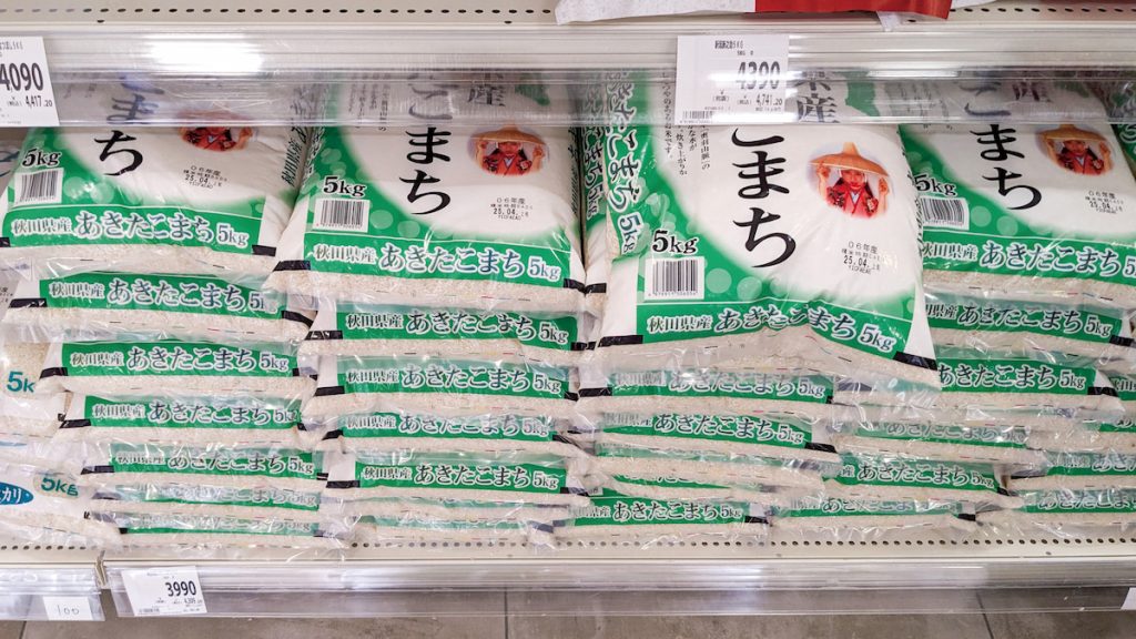 5公斤裝日本米「秋田小町」售價3,990日圓，比起同樣重量的臺灣米，價格多出1,000日圓。