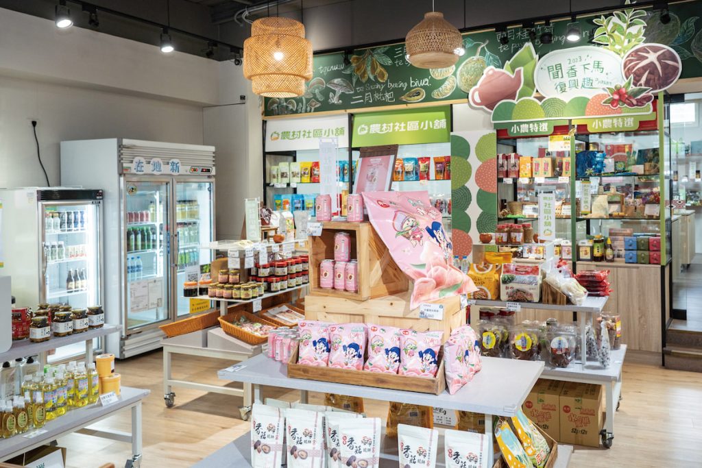 復興區農會的「彩虹原夢館」除了水蜜桃產品，還充滿各種特色物產。