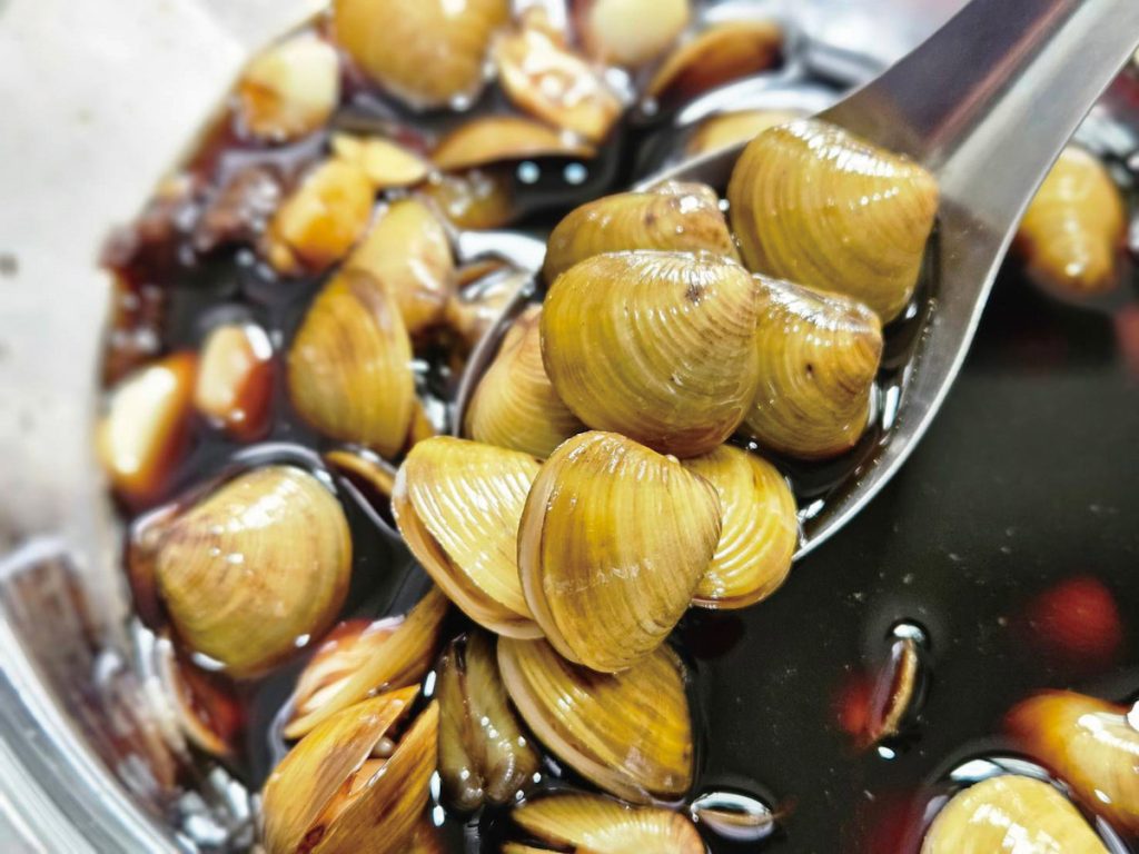 醃蜊仔也是簡單美味。