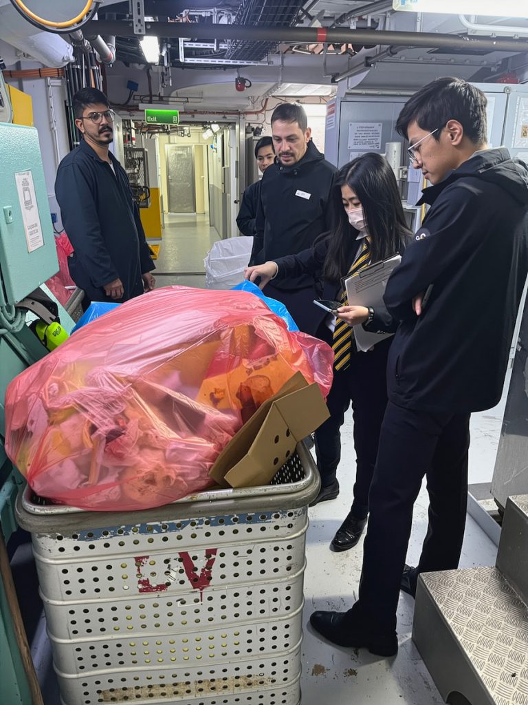 防檢署基隆分署除了旅客檢疫，連郵輪上的垃圾、廚餘都得檢查是否合乎規定。（圖片提供╱防檢署基隆分署）