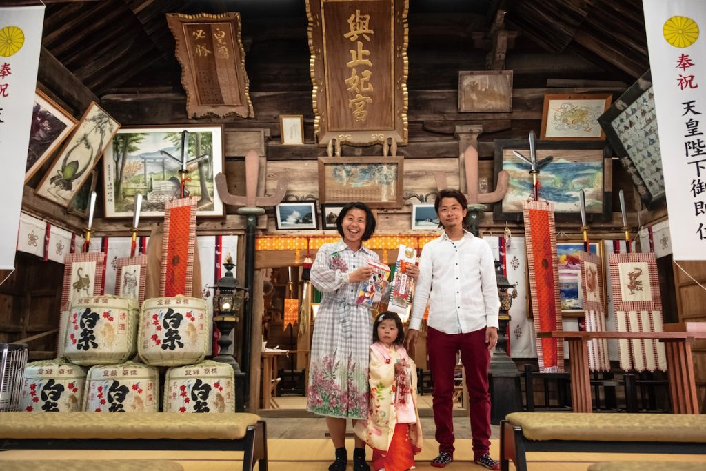 在糸島櫻井神社大殿合影的健太郎一家。