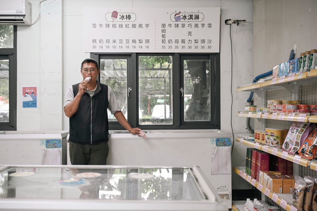 鄭義清說，物價飛漲的今日，台糖冰品依然維持親切的銅板價。