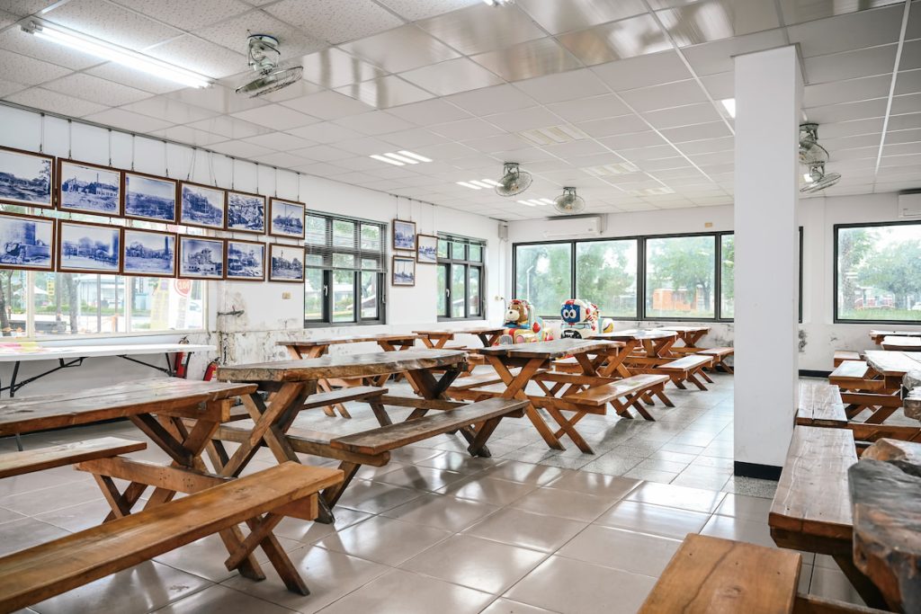 冰店占地寬廣座位多，吸引親子客假日聚集吃冰。
