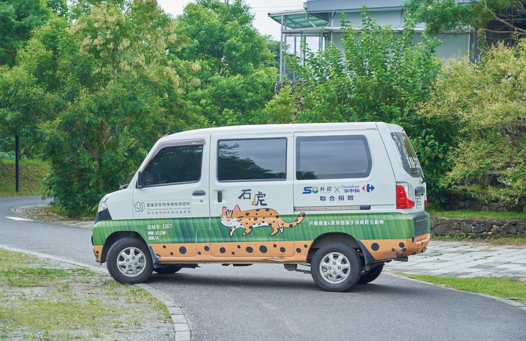 野生動物急救站外出救援用的廂型車，外觀繪有石虎的圖案與紋路。