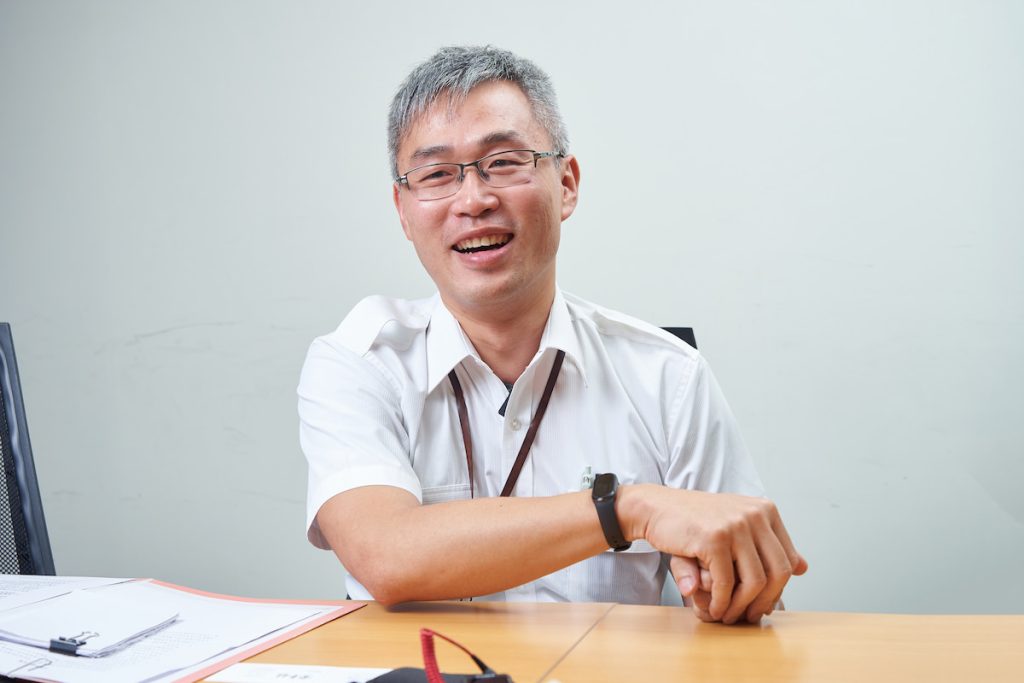 受訪時表情嚴肅的李易諺難得露出笑容。