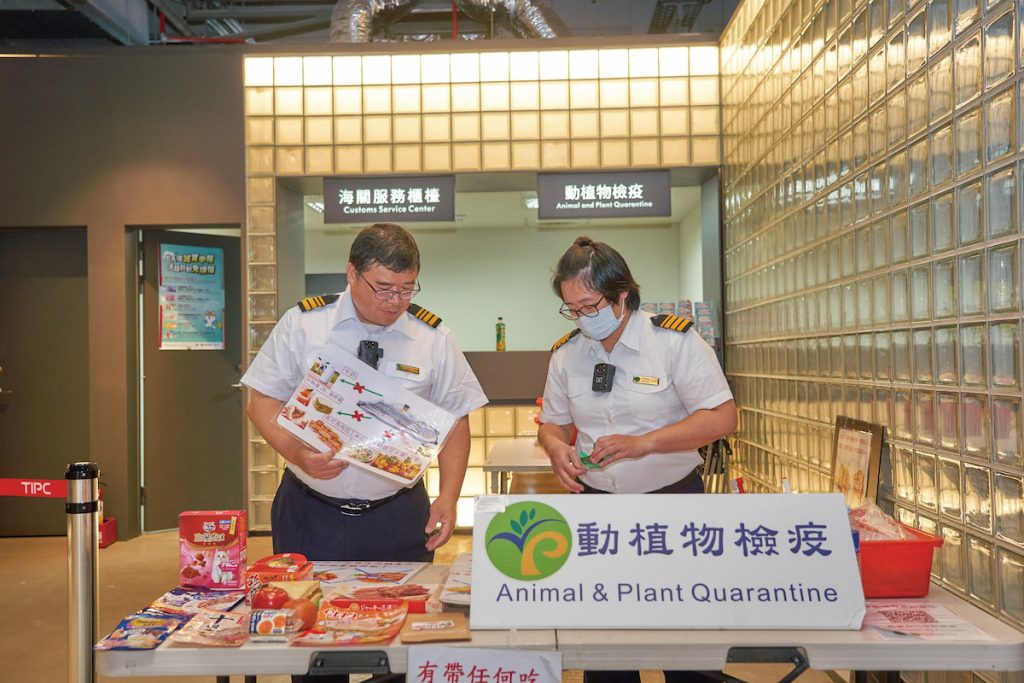 和李易諺一同在崗位上打拚的防檢署基隆分署同仁，趁旅客下船前在準備宣導物品。