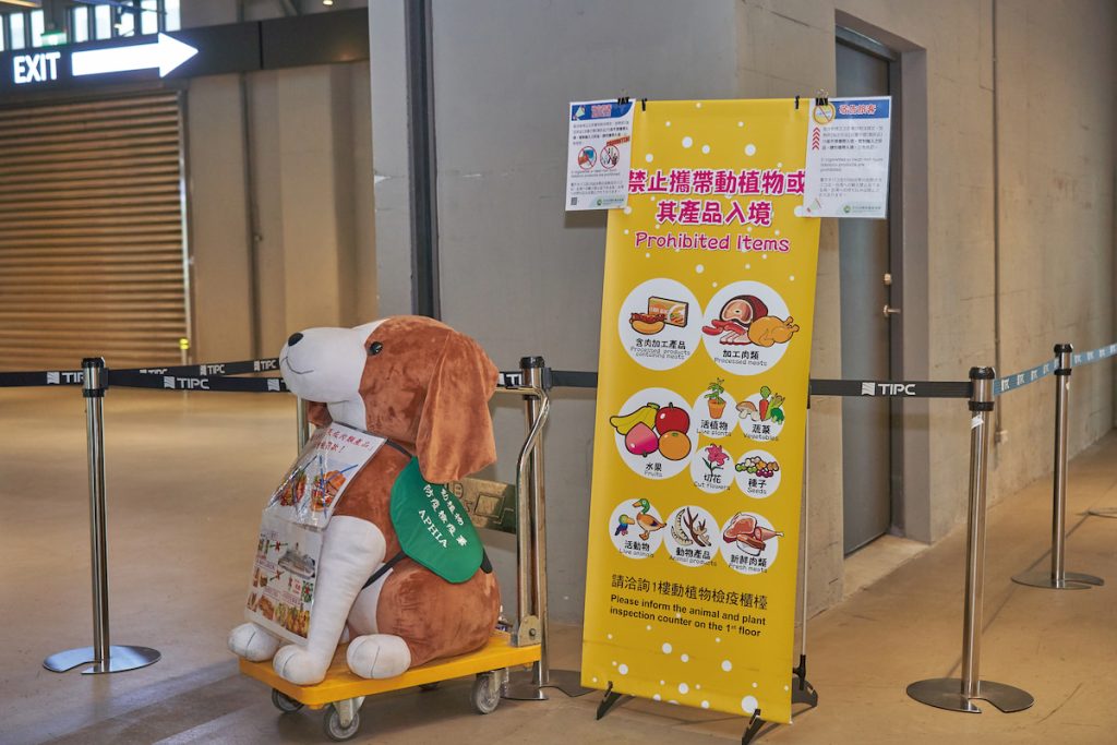 除了公職獸醫師主動宣導，旅客動線上也會放置各種宣導品引起旅客注意。