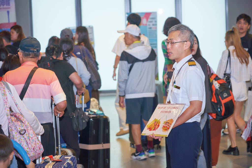 扯開嗓子大聲對旅客宣導的李易諺。