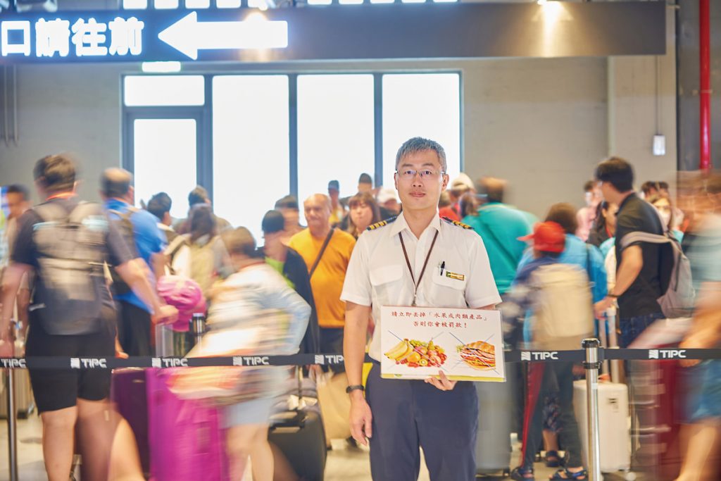 在基隆港郵輪出入境服務處，防檢署基隆分署的公職獸醫師，得在旅客動線的各個顯眼點上宣導不可攜帶動、植物產品入境。