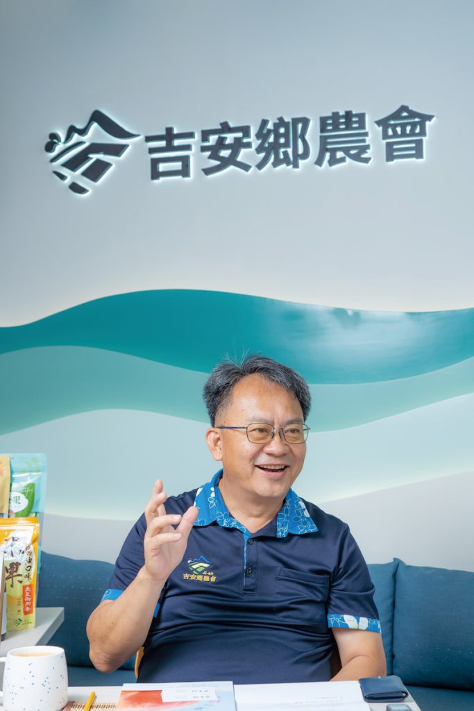 吉安鄉農會總幹事張德奇性格爽朗，語多幽默。