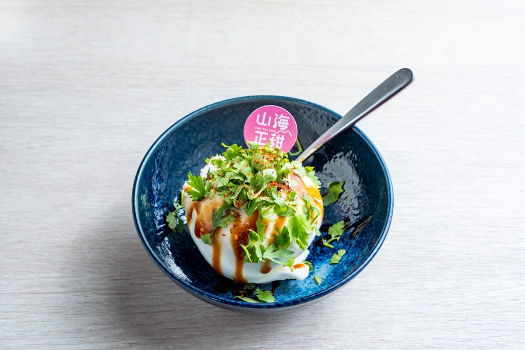 冰店自行研發淋上醬油與七味粉的香菜冰淇淋。