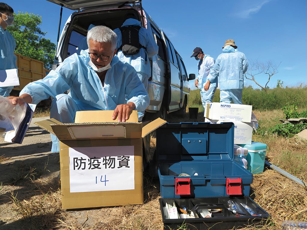 2020年金門爆發牛結節疹疫情後，歐盟致贈疫苗1萬劑，全金門牧場緊急注射注射疫苗。（攝影╱陳儷方）