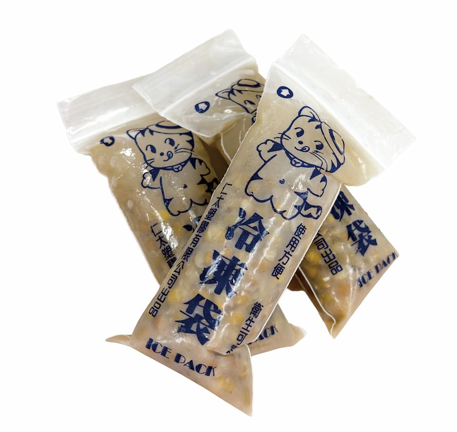 約一九六○、七○年代開始，零食店盛行一種冷凍袋冰品，原料多為糖水或綠豆湯等；由於原料簡便，家庭也常有各種自製口味，稱得上是臺灣早期大眾流行的冰品回憶之一。