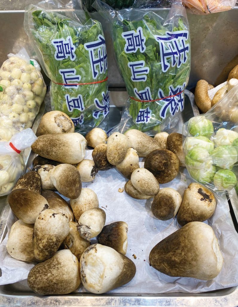 草菇進貨量往往不多，常隱身在各色蔬菜之間，需要仔細尋找。