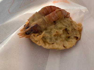 金黃外皮裡包著高麗菜餡的炸粿，上頭一定要壓上三隻蝦子才是正宗。