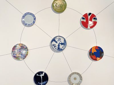 塞夫爾瓷器廠為法國政府各級部門燒製的餐盤。