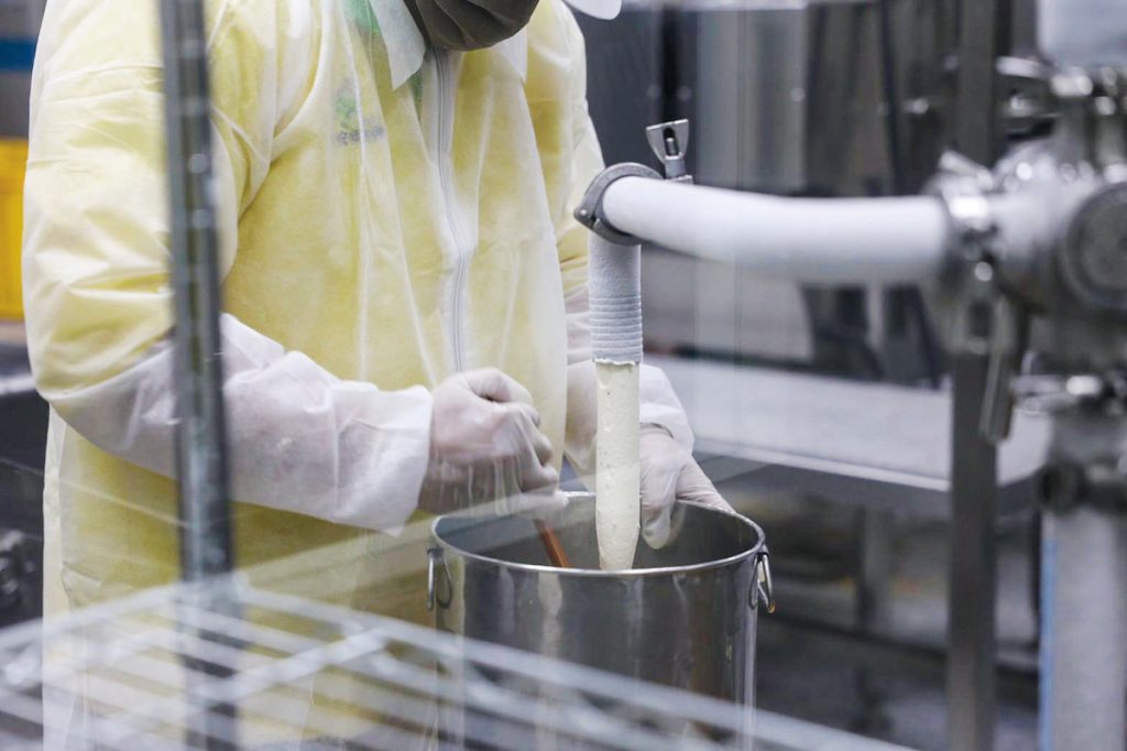 透過管線將凍好的冰淇淋依需求填裝。