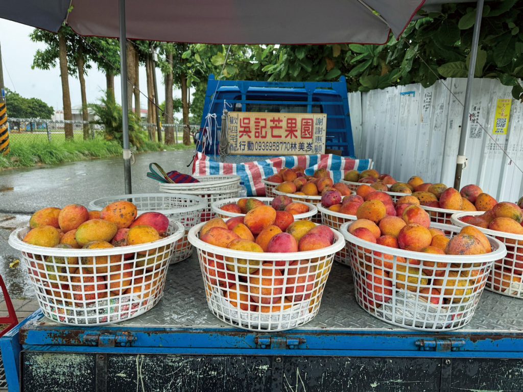 注意！臺東卑南國小旁，夏日不定時有超好吃芒果車出沒。