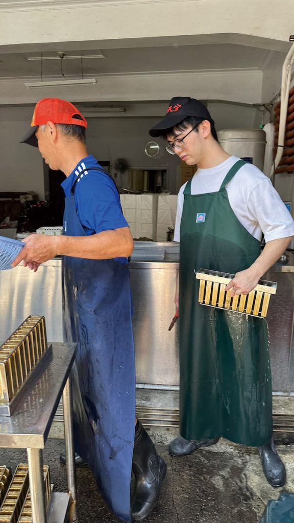 陳智弘（左）與陳敬仁父子齊心繁忙店務。