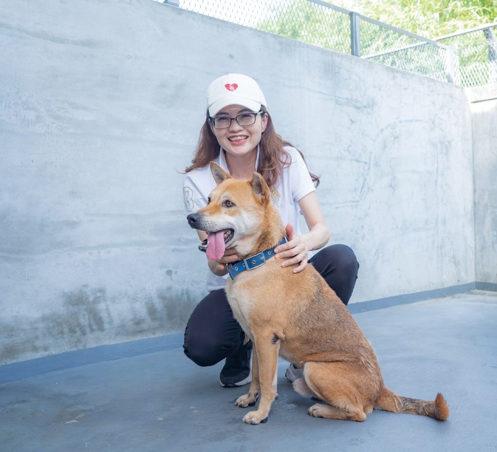 家畜疾病防治所長所林珮如，時常關心嘉義縣動物保護教育園區內的收容動物，為牠們提供最妥善的照顧。