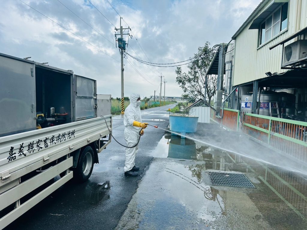 防疫消毒車是防疫措施中重要的一環，不僅能降低病原在環境中殘留與擴散的風險，更有助於在第一時間進行源頭疫情管控。（圖片提供╱嘉義縣家畜疾病防治所）