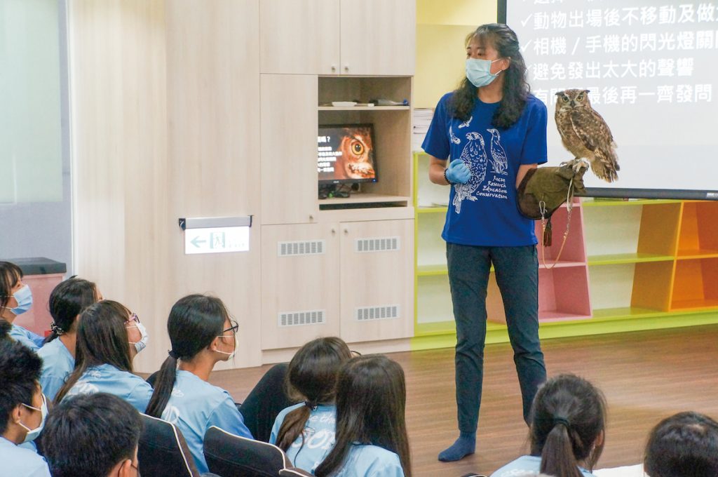 藉由舉辦野生動物相關教育宣導活動，讓學生與「動物大使」面對面互動，學習如何尊重生命。（圖片提供╱野生動物急救站）