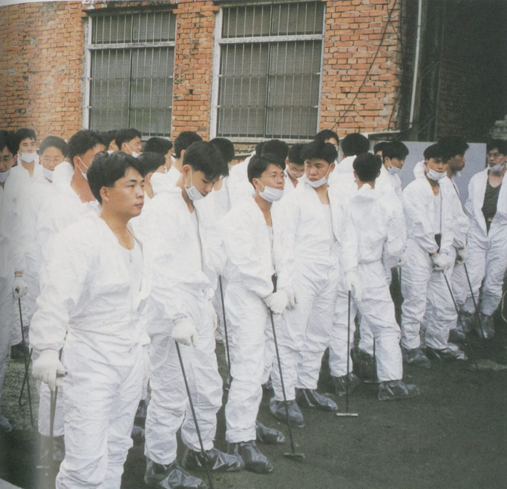 口蹄疫爆發時，正在集合列隊幫忙撲殺豬隻的國軍。（圖片提供╱農業部動植物防疫檢疫署）