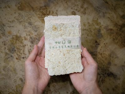 南無南漫生活實驗基地與臺南柚農合作，將丹娜絲颱風時的落果做成再生紙。
