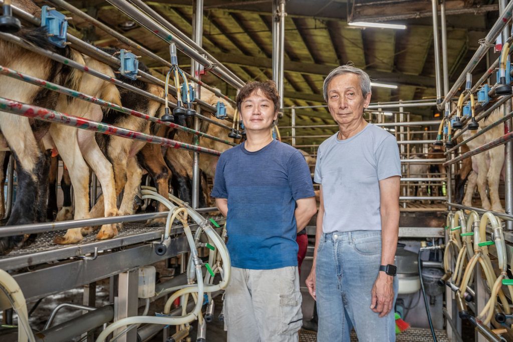 李明興（右）與兒子李晨維（左）。