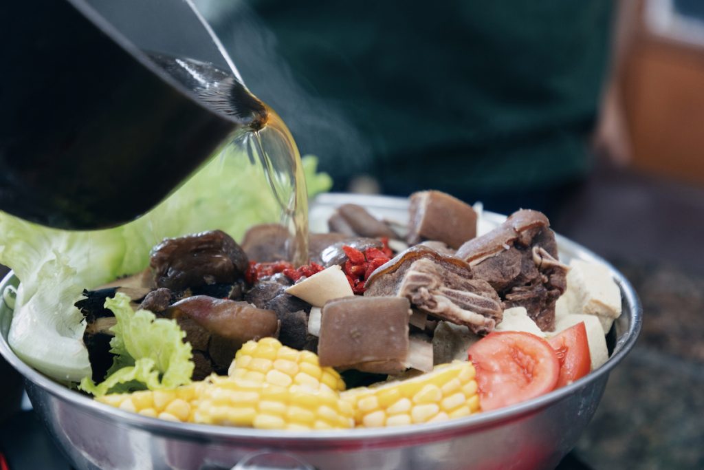羊肉爐是臺灣人冬令時節常吃的美食，溪湖、岡山等地的羊肉爐更負有盛名。（攝影╱郭宛諭）