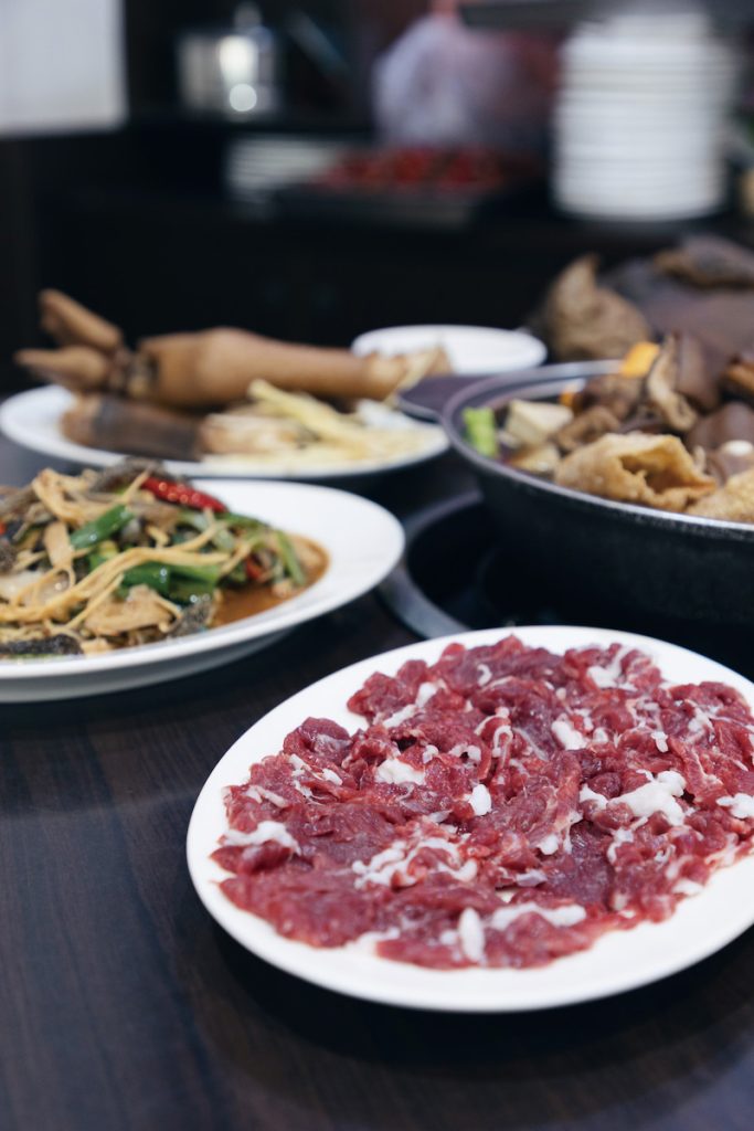 臺灣國產羊肉使用精料飼養，油花比進口羊肉來得豐富。