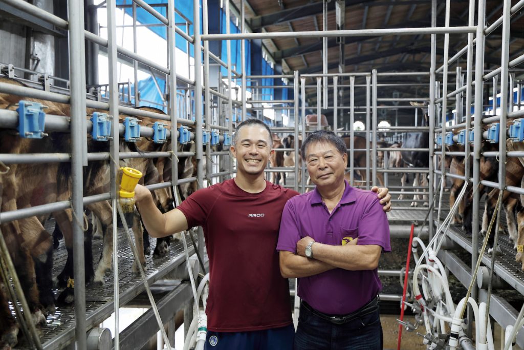 黃喜安(右)和兒子黃嵩竣(左)兩人一起經營的嵩竣畜牧場,是嘉南羊乳旗下的牧場之一。