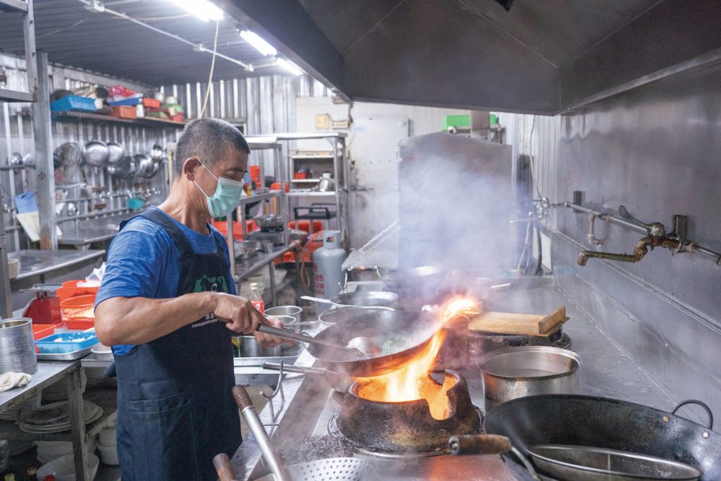 江長利親自研發全羊料理菜色。