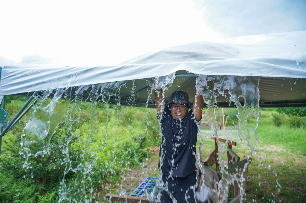 小屋工地的棚幕積滿雨水，南澳水氣之豐沛可見一斑。
