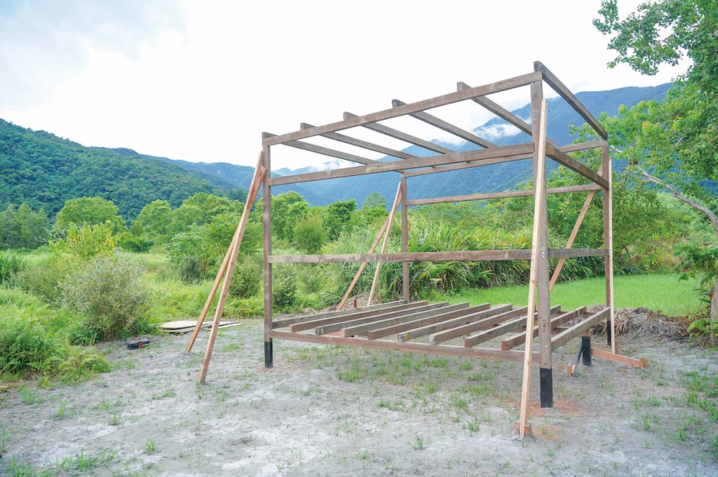 干欄式的小屋，源自泰雅家屋傳統穀倉形式。