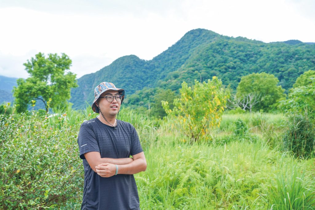 閒置的苦茶園，南澳青山近在眼前，正好用來搭建小屋。