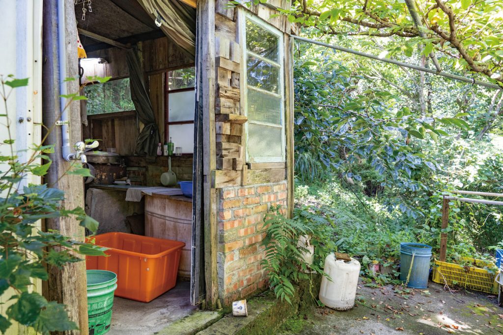 生活起居皆在李寶蓮自己手工整理的一方小屋內。