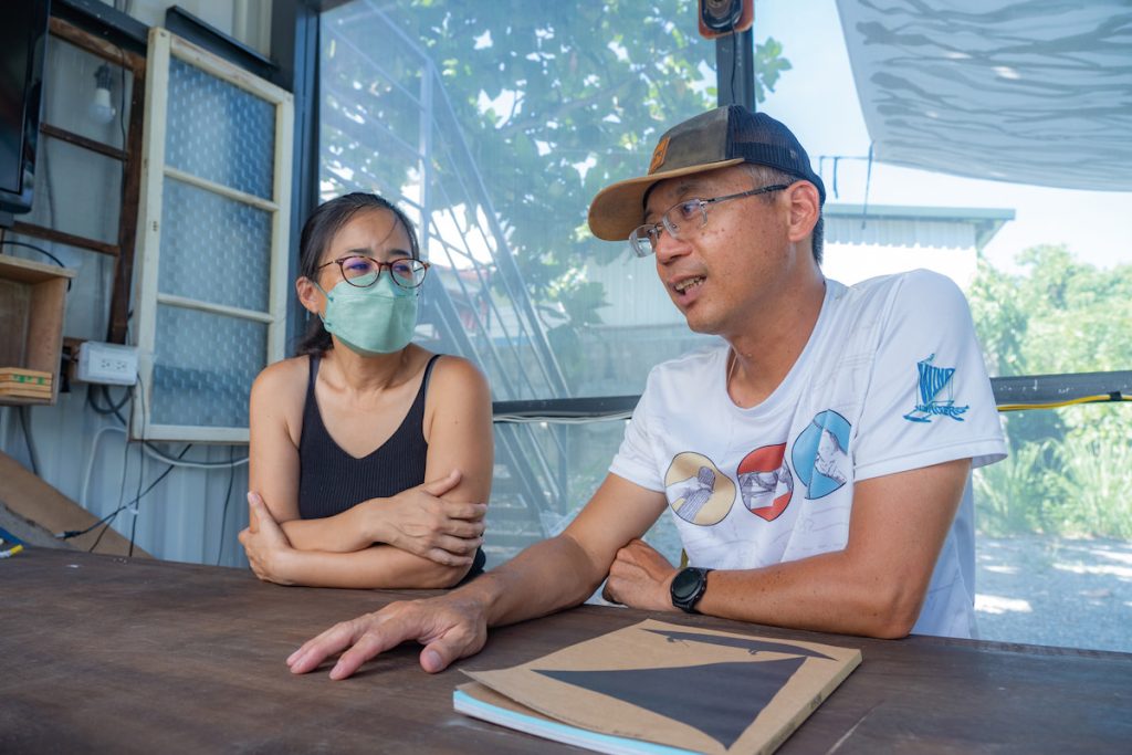 採訪前一日， 以莉．高露（左）海泳被水母螫到臉，說臉的狀況跟電影《射鵰英雄傳之東成西就》裡面梁朝偉的香腸嘴一樣，只好一直戴著口罩。