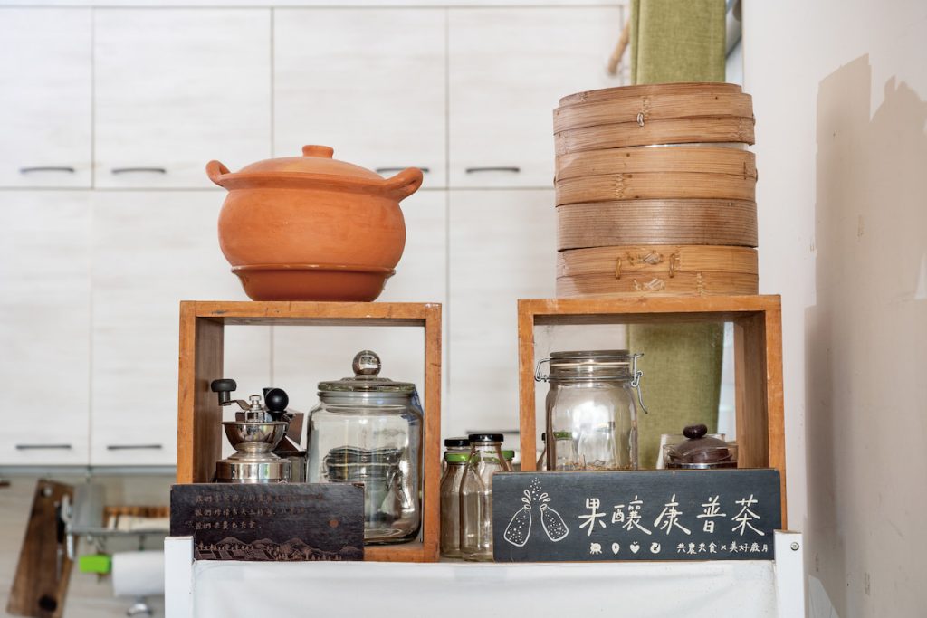 各式器具收納整齊，曾樂天表示各有妙用。